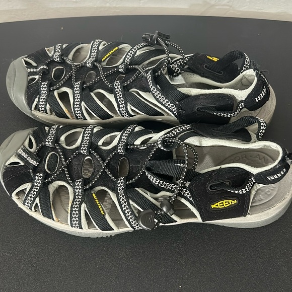 Keen Shoes - 💕KEEN💕 water shoes/ 🩴 sandals size 10 black and grey. Pre loved condition.